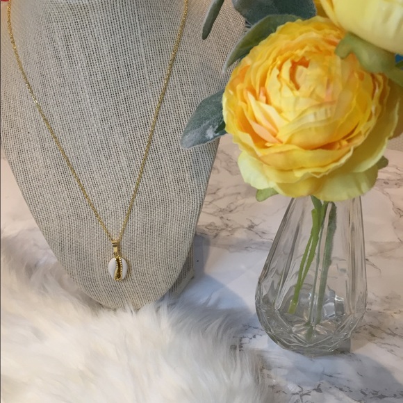Jewelry - 14K gold cowrie shell necklace
